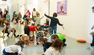 Bambine e bambini al laboratorio di movimento del corpo